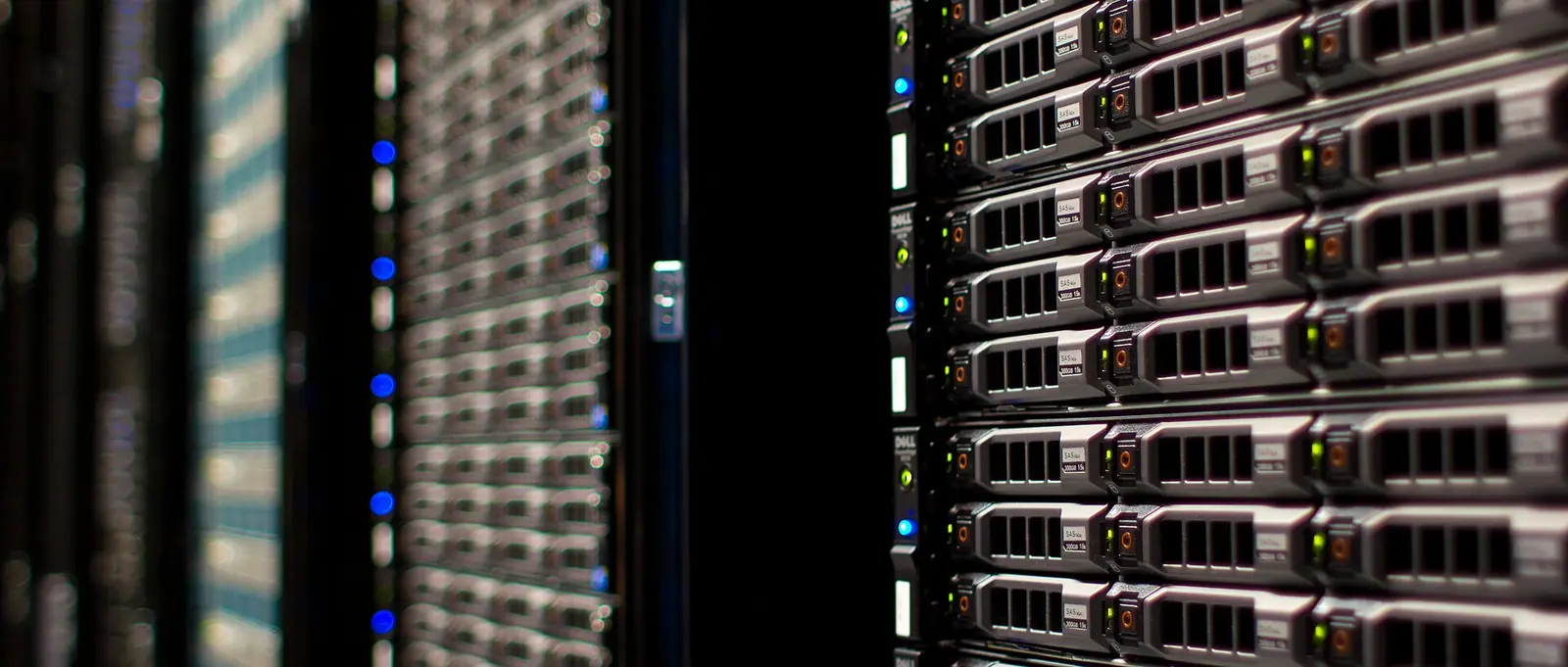 Corredor de racks de servidores com as luzes de status acesas